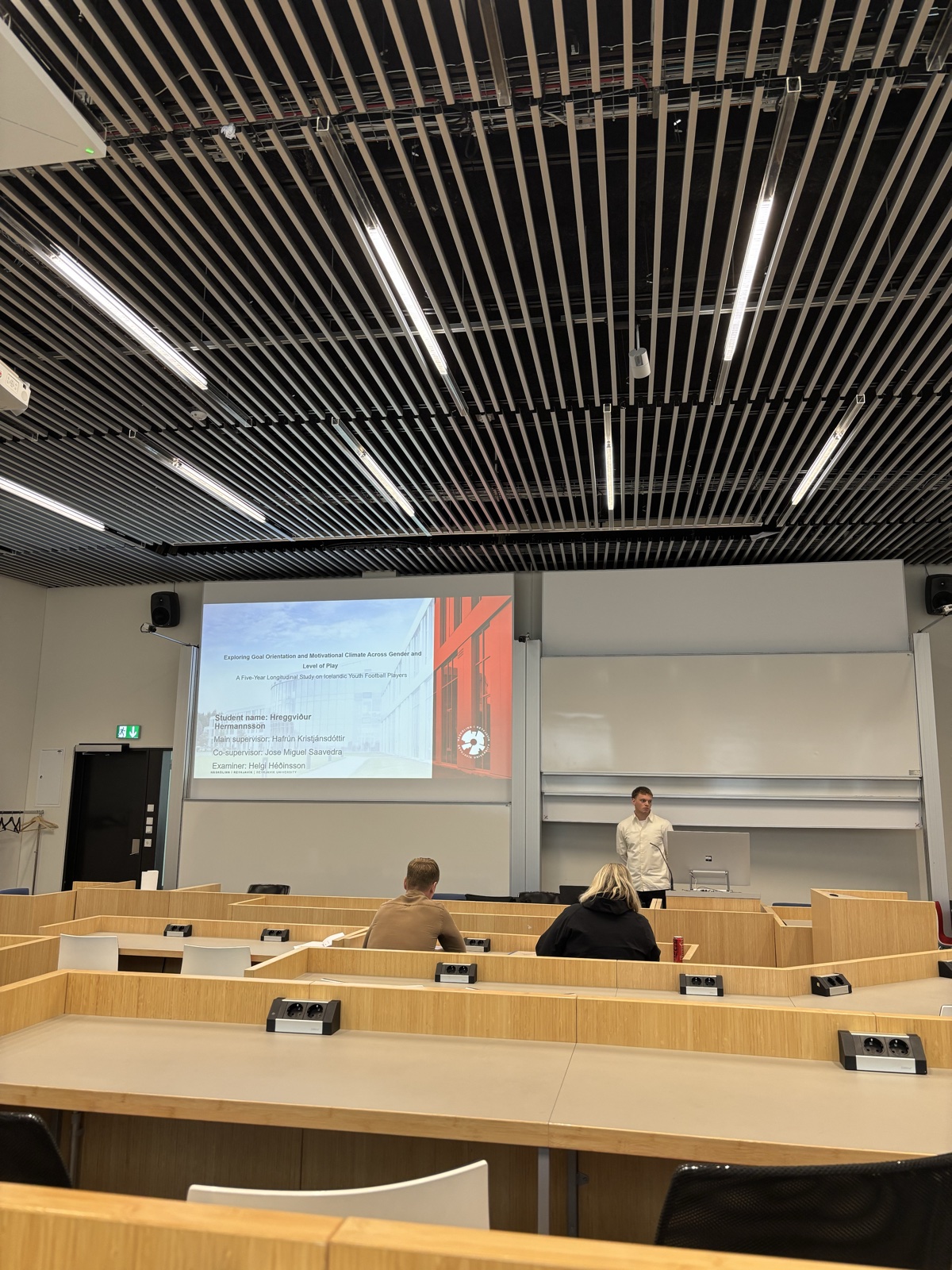 Hreggviður að halda fyrirlestur